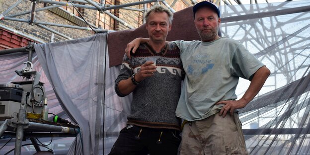 Zwei Männer auf einem Baugerüst: die Künstler Lucas Böttcher und Tim Roeloffs