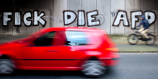 Graffiti "Fick die AfD" an einer Wand