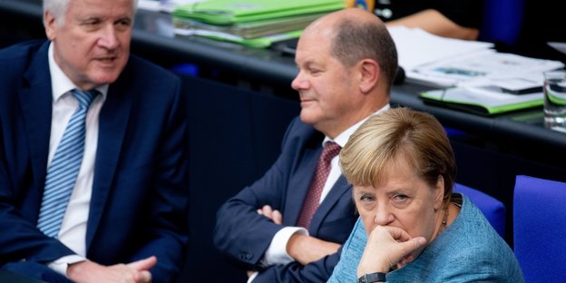 Horst Seehofer, Olaf Scholz und Angela Merkel sitzen im Bundestag