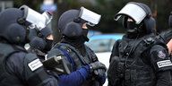 Drei Polizisten mit Helmen