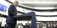 Ein Mann in Anzug vor einem Rednerpult: Es ist Jean-Claude Juncker im EU-Parlament