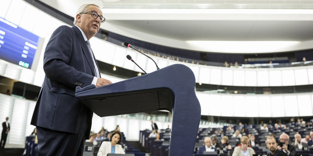 Ein Mann in Anzug vor einem Rednerpult: Es ist Jean-Claude Juncker im EU-Parlament