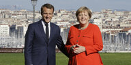 Der französische Präsident Macron und Angela Merkel vor dem Hafen in Marseille