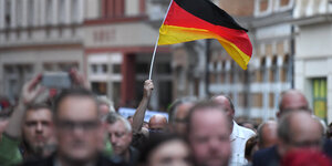Rechtsextreme Demo mit Deutschlandflagge