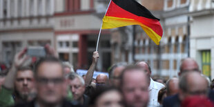 Rechtsextreme Demo mit Deutschlandflagge