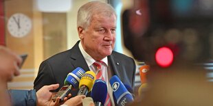 Seehofer vor Mikros und Kameras