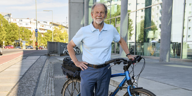 Der EU-Abgeordnete Michael Cramer mit seinem Fahrrad