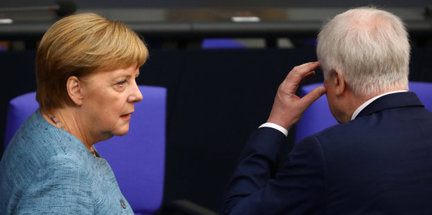 Bundeskanzlerin Angela Merkel und Innenminister Horst Seehofer im Bundestag