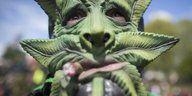 Ein Mann trägt am Sunset Beach zum Welt-Kiffer-Tag «420» eine Maske, die ein Marihuana-Blatt darstellen soll.