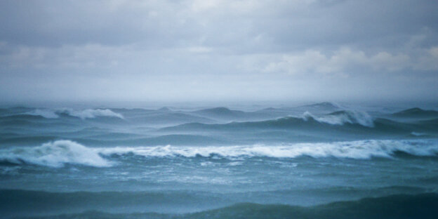 Meer mit schäumenden Wellen