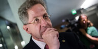 Verfassungsschutzchef Hans-Georg Maaßen hält seine Hand nachdenklich an den Mund