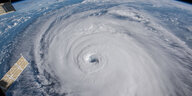Auf dem Antlantischen Ozean ist ein Hurrikan zu sehen