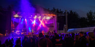 Die Bühne des Jameler Festivals bei Nacht.