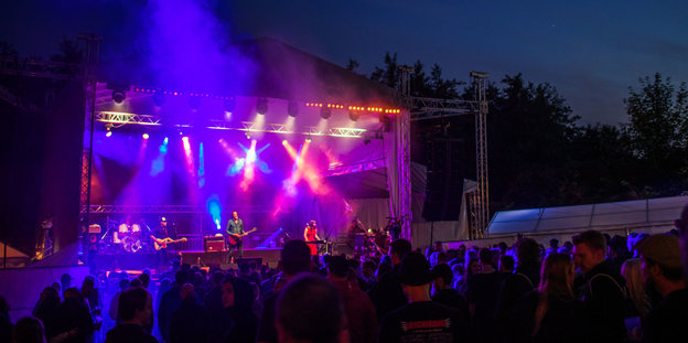 Die Bühne des Jameler Festivals bei Nacht.