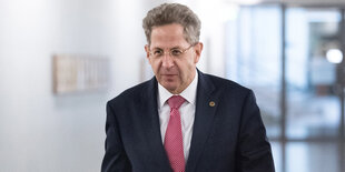 Hans-Georg Maaßen läuft durch einen Gang