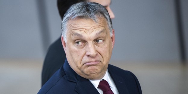Viktor Orbán blickt skeptisch zur Seite