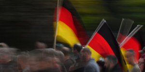Sachsen, Chemnitz: Demonstranten des rechtspopulistischen Bündnisses Pro Chemnitz mit Deutschlandfahnen