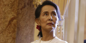 Myanmars Politikerin Aung San Suu Kyi schaut nach oben