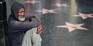 Ein dunkelhäutiger Obdachlose am Hall of Fame in Los ANgeles