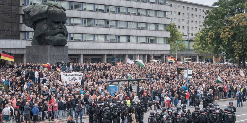 Unter der Marx-Büste in Chemnitz haben sich rechte Demonstranten versammelt