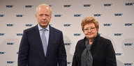Tom Buhrow und Monika Wulf-Mathies stehen vor einer WDR-Wand