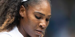 Serena Williams schaut nachdenklich auf den Boden