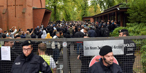Polizei sichert das Areal bei der Beerdigung von Nidal R. auf dem Neuen Zwölf-Apostel-Kirchhof in Schöneberg