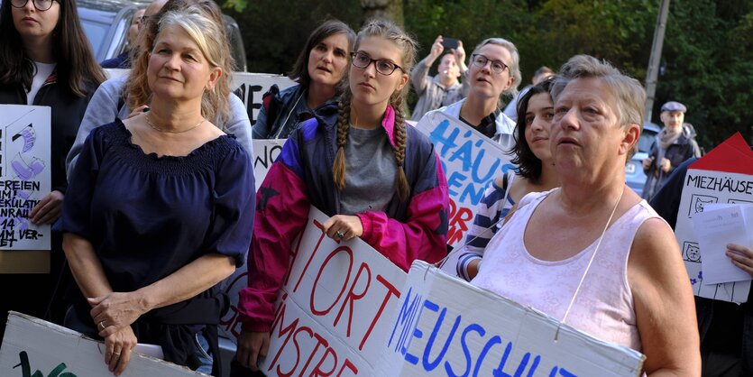 Anwohner und Symphatisanten der Gleimstraße 56 mit Protestschildern während einer Demonstration