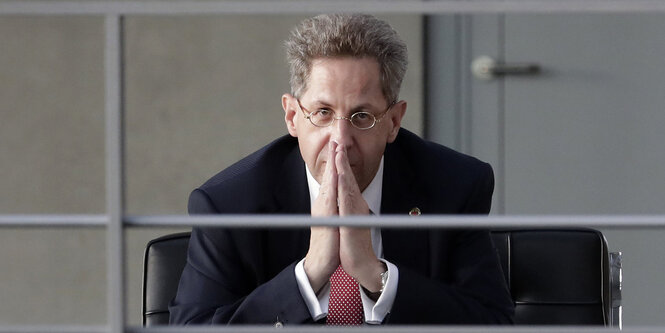 Verfassungsschutzchef Maaßen sitzt mit gefalteten Händen auf einem Sessel