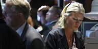 Blonde Frau sitzt an der Wall Street