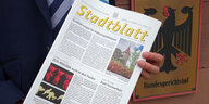 Das Stadtblatt Crailsheim wird vor dem Bundesgerichtshof hochgehalten