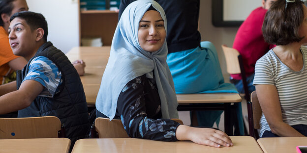 Rabia im Klassenzimmer, neben ihr sind MitschülerInnen