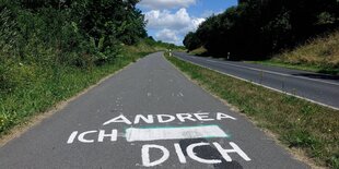 Menschenleerer Straßenzug in einer Stadt