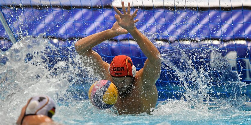 Ein Torwart beim Wasserball