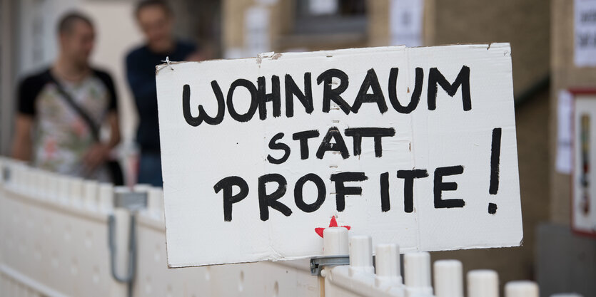 "Wohnraum statt Profite" steht auf einem Schild vor einem besetzten Haus