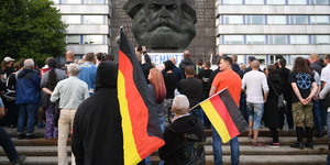 Menschen mit Deutschlandfahnen vor dem Marx-Kopf in Chemnitz