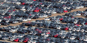 Viele Autos auf einem Parkplatz