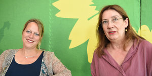 Zwei Frauen vor grünem Hintergrund