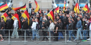 Demonstranten mit Deutschlandfahnen
