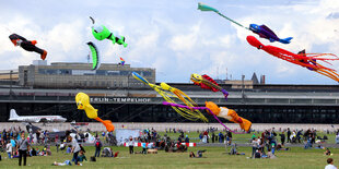 Bunte Drachen vor dem Flughafengebäude