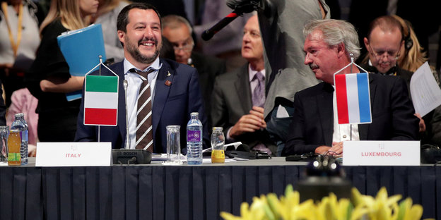 Matteo Salvini lacht, Jean Asselborn schaut zu ihm
