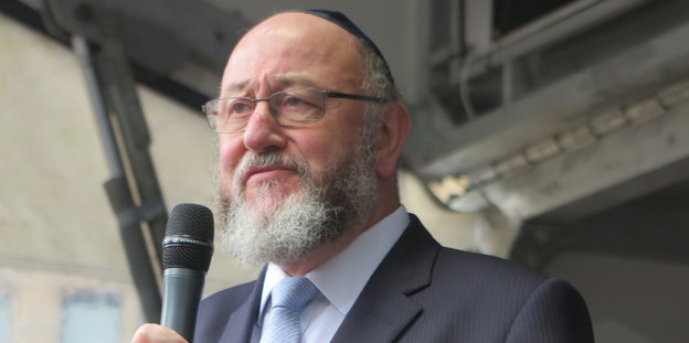 Ephraim Mirvis, Hauptrabbiner der britisch-jüdischen Gemeinschaft, spricht in ein Mikrofon