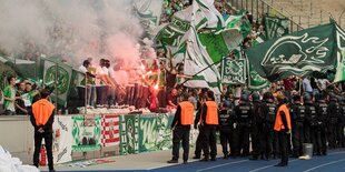 Polizisten stehen im Stadion vor der Fankurve der Werder Bremen-Ultras.