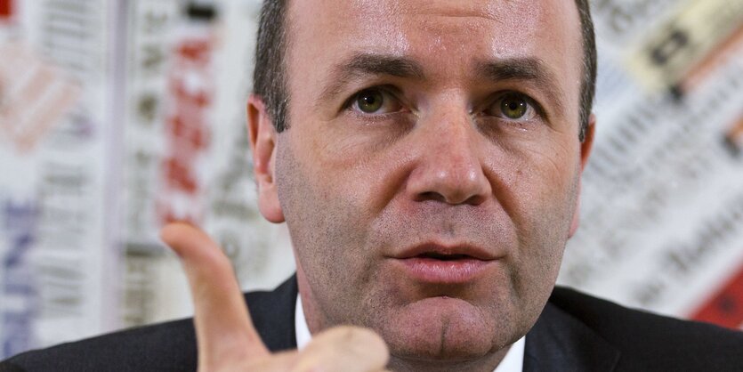 Politiker Manfred Weber zeigt mit dem Daumen nach oben