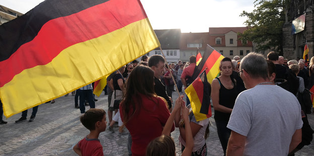 Demonstranten mit Deutschlandfahnen am Sonntag in Köthen.