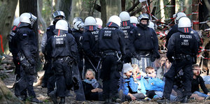 Polizisten räumen den Hambacher Forst