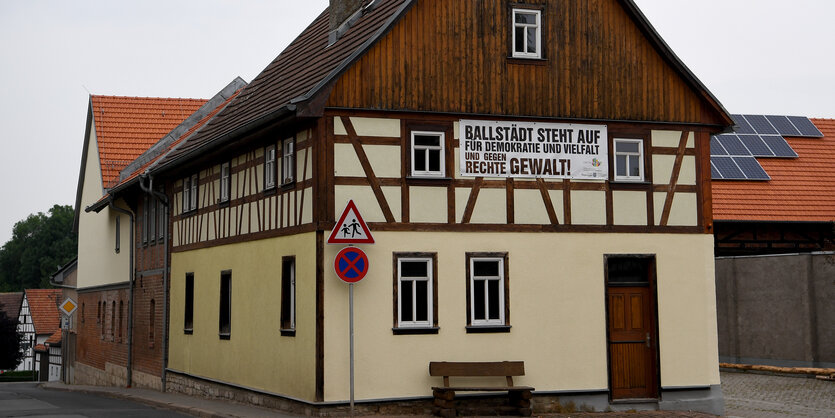 Transparent gegen Rechts in Ballstädt