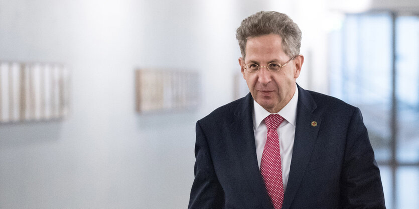 Verfassungsschutzchef Hans Georg Maaßen sitzt neben Innenminister Seehofer