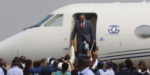 Jean-Pierre Bemba steigt aus einem Flugzeug
