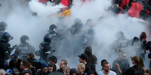 Polizisten sind bei der Demonstration „G20 Welcome to hell“ im Einsatz